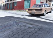 Daños. Los adoquines rotos han producido  baches que deben esquivar para evitar daños.