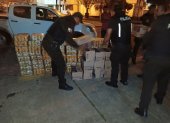 Decomiso. Miembros de la Policía durante la acción de control.