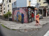 Quito. El artista Andico Burbano presenta el mural que pintó frente al Parque Inglés, en el norte de la capital, con la colaboración de la artista Carolina Iturralde, Con C de Caro.