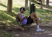 Un hombre descansa en la sombra de un parque en Madrid
