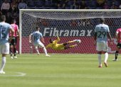 Federico Andrada derrota a Moisés Ramírez para el gol del triunfo de Universidad Católica.