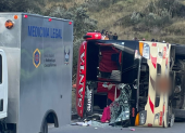 El accidente podría haber sido causado por la pérdida de pista y el volcamiento del bus.