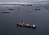 Panamá.- Un grupo de buques esperan cruzar en el Canal.