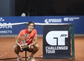 El tenista tricolor Álvaro Guillén (c) y su felicidad al posar con el trofeo que ganó en el ATP Challenger de Lima.