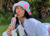 Dua Lipa junto a la Barbie obsequiada por Mattel.