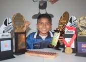 José Manuel Reyes Villafuerte muestra con orgullo las medallas y trofeos que ha ganado en las diferentes competencias nacionales e internacionales de matemáticas.