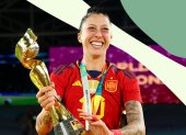 Jenni Hermoso con el trofeo de campeonas del mundo que ganó con España.