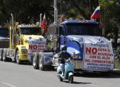Camiones parqueados durante una protesta contra el alza del precio de la gasolina en Bogotá (Colombia).