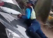 En el video queda registrado el instante en el que el agente era llevado sobre el capó.