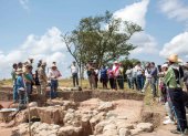 Campo. Un grupo de visitantes observa los trabajos que se ejecutan en el sitio arqueológico en Cajamarca (Perú).