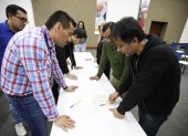 CNE junto a delegados de los movimientos políticos verificando la papeleta electoral