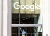 Tecnológicas. Un empleado limpia los cristales de los ventanales en las oficinas de Google en Nueva York.