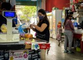 Negocio.- Una mujer asiste a un supermercado para comprar alimentos en Buenos Aires (Argentina, en una fotografía de archivo.. EFE/Juan Ignacio Roncoroni