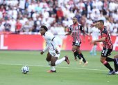 Jhojan Julio (i) fue clave en la victoria de Liga de Quito sobre Sao Paulo en el estadio Rodrigo Paz.