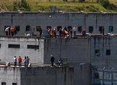 Presos se tomaron los techos de la cárcel El Turi, en la ciudad de Cuenca (Ecuador).