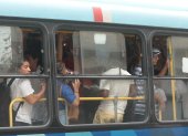 Los usuarios se han hartado de movilizarse en unidades repletas desde hace años. Ellos describen ir como sardinas.