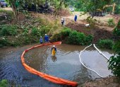 Técnicos de la empresa petrolera realizan tareas de contingencia en el estero El Congo.