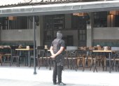 Urdesa. El guardia de la foto, como muchos otros, optó por tapar su rostro mientras vigilaba un local sin clientes, el 31 de agosto de 2023.