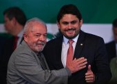 Foto de archivo del presidente de Brasil, Luiz Inácio Lula da Silva junto al ministro de Comunicaciones, Juscelino Filho.