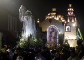 Feligreses participan en la Procesión de los Faroles, previo al festejo de la Virgen de los Remedios.