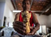 Oficio. El maestro Sandro esculpe una pequeña ‘carranca’, en su taller de artesanías ‘Maestro Quincas’.