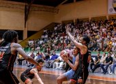 Guerreros (gris) y Orange (negro) definirán esta noche, en el coliseo Tsáchila, al segundo finalista de la Liga BásquetPro.