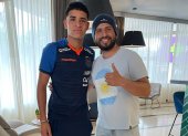 Jackson Jaramillo, ecuatoriano residente en Argentina, se pasea por Buenos Aires con la armadura de la Tricolor.