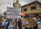 Manifestantes piden la renuncia de la fiscal general, Consuelo Porras, durante una protesta frente a la sede del Ministerio Público, en Ciudad de Guatemala.