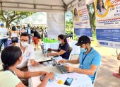 Actividad. Una de las mesas de servicio destinada a la colonia de migrantes colombianos en una de las ferias recientes.