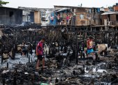 Personas observan los restos y buscan objetos tras un incendio de grandes proporciones que destruyó más de 100 viviendas de madera construidas sobre palafitas, hoy en Santo (Brasil). Hasta el momento se desconoce si hay víctimas fatales y según las autoridades, al menos 15 personas afectadas por el humo fueron transferidas a centros hospitalarios de la región. Los hechos comenzaron hacia las 10:30 hora local del lunes (2:30 GMT) en el barrio Rádio Clube, en la zona norte de Santos, en el litoral del estado de Sao Paulo, en donde un equipo de 43 bomberos con la ayuda de 15 vehículos de la corporación lograron contener las llamas cuatro horas después. EFE/ Isaac Fontana