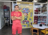 Jefferson Montero, hoy jugador de Aucas, en su negocio de papelería en Quito.