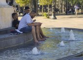 Varias personas se remojan este miércoles en una fuente ornamental de la plaza de la República de París (Francia), para hacer frente a la ola de calor que afronta el país este inicio de septiembre.