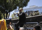 Afuera del CNE, en Quito, decenas de personas pedían la renuncia de los vocales electorales.