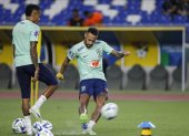 AME7163. BELÉM (BRASIL), 06/09/2023.- Neymar patea un balón durante un entrenamiento de la selección de Brasil hoy, en el estadio Mangueirão en la ciudad amazónica de Belém (Brasil). El próximo viernes Brasil debutara con Bolivia en las eliminatorias sudamericanas para el Mundial de 2026. EFE/ Sebastiao Moreira