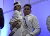 Un padre y su hija participan en la presentación de los resultados del programa Infancia con Futuro, el 5 de septiembre en Quito.