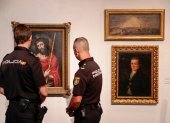 Agentes contemplan tres de las cinco obras de arte falsas