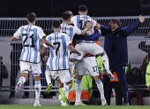 Lionel Messi (arriba) de Argentina celebra su gol hoy, en un partido de las Eliminatorias Sudamericanas para la Copa Mundial de Fútbol 2026.