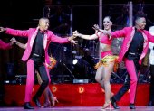 Integrantes del show de música, baile y circo "Delirio" realizan una presentación durante el lanzamiento de la estrategia Colombia, el país de la belleza.