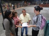 Unidos. Jenny Pérez (i), Karina Murgueitio, Abdón Cabrera y Lucía Andrade realizan gestiones para mejorar en Pradera 2 las condiciones.
