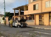 Ataques. Uno de los dos carros bomba que explotó la madrugada del viernes 8 en Puerto Bolívar.