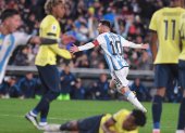 Lionel Messi (c) fue el autor del único gol de la selección de Argentina, que venció a Ecuador.