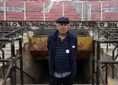 Gradería. Miguel Pizarro, exprisionero de la dictadura de Augusto Pinochet, posa frente a la  escotilla 8 del Estadio Nacional, en Chile.