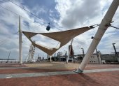 Abandono.  La vela de la explanada del MAAC está más destruida que el año pasado. El Municipio de Guayaquil señala que esto es responsabilidad del Ministerio de Cultura y Patrimonio.