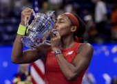 Flushing Meadows (United States), 09/09/2023.- Coco Gauff of the United States kisses the champion"s trophy after defeating Aryna Sabalenka of Belarus to win the women"s singles final match during the US Open Tennis Championships at the USTA National Tennis Center in Flushing Meadows, New York, 09 September 2023. The US Open runs from 28 August through 10 September. (Tenis, Bielorrusia, Estados Unidos, Nueva York) EFE/EPA/CJ GUNTHER