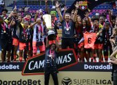 Las flamantes campeonas y su festejo con el trofeo de la Superliga femenina.