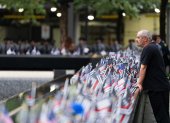 Una persona visita el Monumento Nacional al 11 de Septiembre, en Nueva York, este lunes.