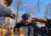 Pasatiempo. Un grupo de adultos juegan al ajedrez en un parque de la ciudad de Odesa (Ucrania).