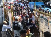 Migrantes hacen hoy fila para regularizar su documentación, en el municipio de Tapachula, estado de Chiapas