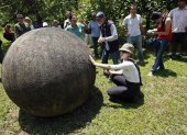 Patrimonio. Una mujer observa a una de las esferas patrimoniales de Costa Rica.