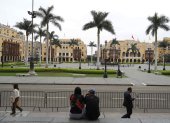 Proyecto. Una pareja descansa frente a la Plaza de Armas en el centro histórico, en Lima (Perú), cuyos trabajos de mejoras están en avances.